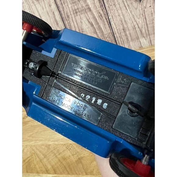 Ertl The Toy Farmer  Ford Model T Delivery Van Coin Bank - Picture 8 of 10